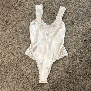 Elegant White Lace Bandeau